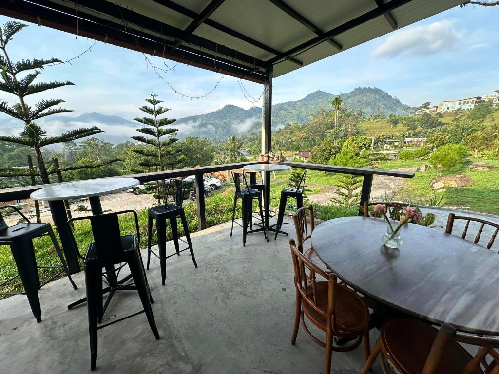 Leng's Cafe storefront